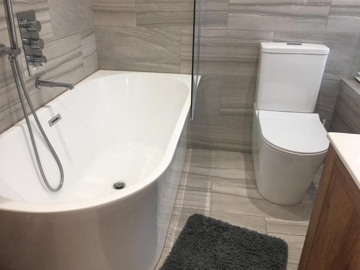 Bagshot Pennyhill Camberley Ascot Luxury 2 Beds 1 Bath Sleeps 4 Pets Ok Permit Parking Apartment Екстериор снимка