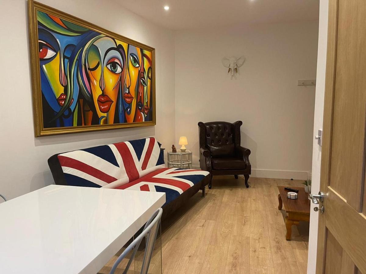 Bagshot Pennyhill Camberley Ascot Luxury 2 Beds 1 Bath Sleeps 4 Pets Ok Permit Parking Apartment Екстериор снимка