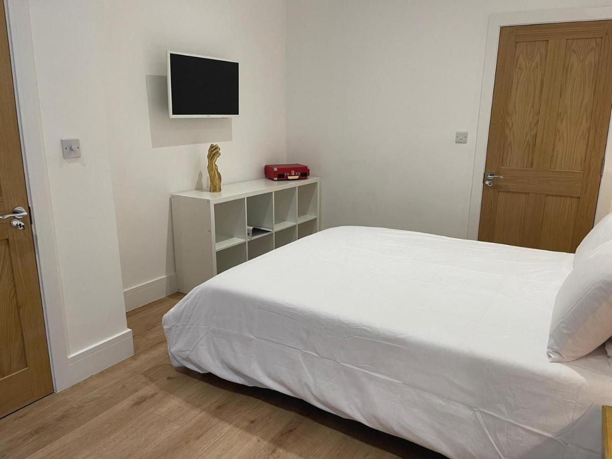 Bagshot Pennyhill Camberley Ascot Luxury 2 Beds 1 Bath Sleeps 4 Pets Ok Permit Parking Apartment Екстериор снимка