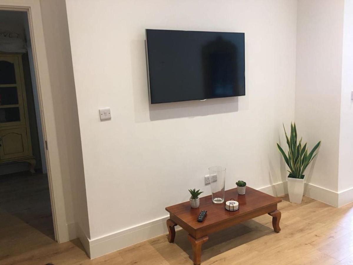 Bagshot Pennyhill Camberley Ascot Luxury 2 Beds 1 Bath Sleeps 4 Pets Ok Permit Parking Apartment Екстериор снимка