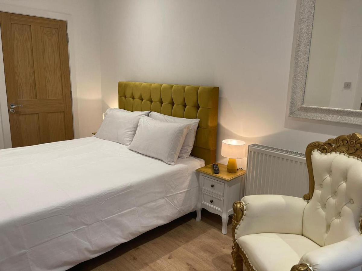Bagshot Pennyhill Camberley Ascot Luxury 2 Beds 1 Bath Sleeps 4 Pets Ok Permit Parking Apartment Екстериор снимка