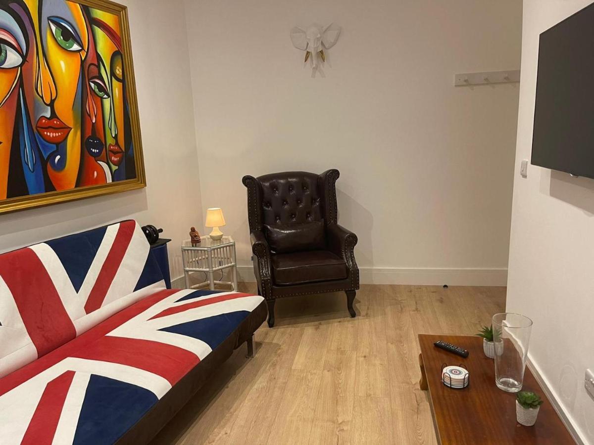 Bagshot Pennyhill Camberley Ascot Luxury 2 Beds 1 Bath Sleeps 4 Pets Ok Permit Parking Apartment Екстериор снимка