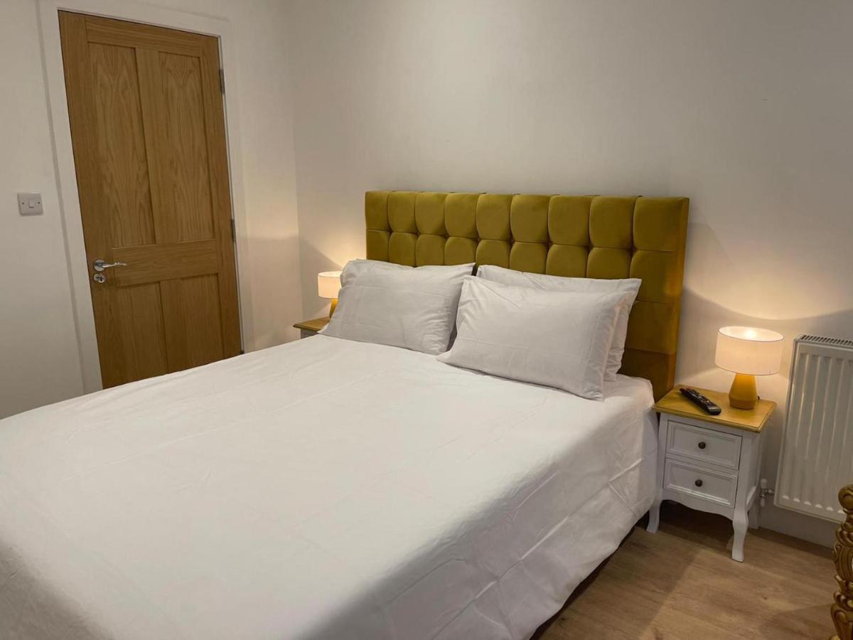Bagshot Pennyhill Camberley Ascot Luxury 2 Beds 1 Bath Sleeps 4 Pets Ok Permit Parking Apartment Екстериор снимка