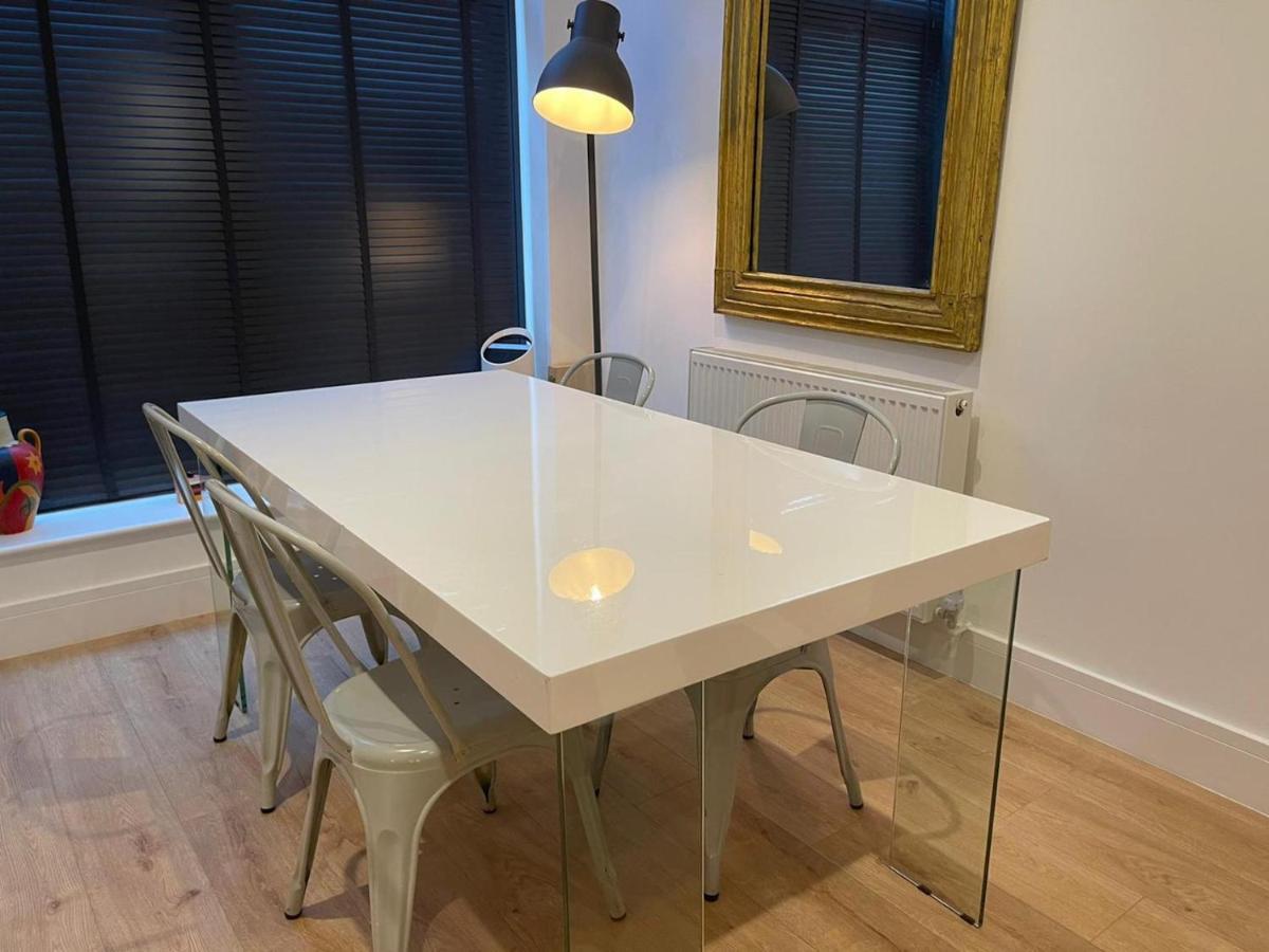 Bagshot Pennyhill Camberley Ascot Luxury 2 Beds 1 Bath Sleeps 4 Pets Ok Permit Parking Apartment Екстериор снимка