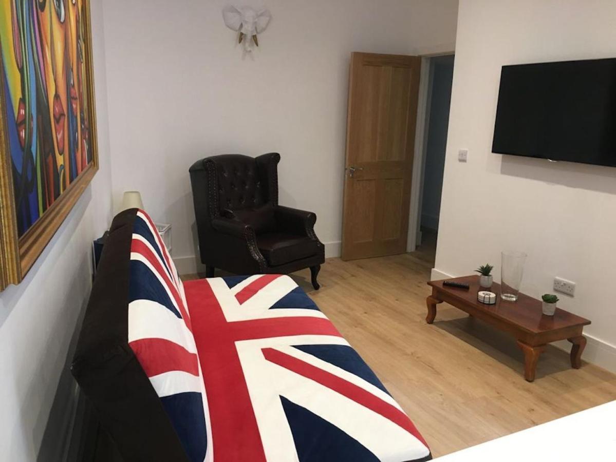 Bagshot Pennyhill Camberley Ascot Luxury 2 Beds 1 Bath Sleeps 4 Pets Ok Permit Parking Apartment Екстериор снимка