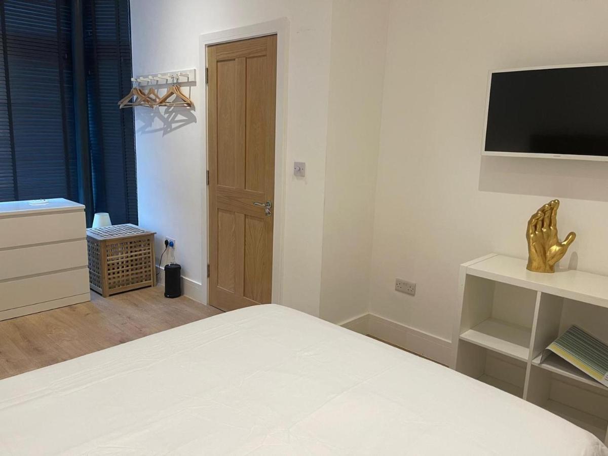 Bagshot Pennyhill Camberley Ascot Luxury 2 Beds 1 Bath Sleeps 4 Pets Ok Permit Parking Apartment Екстериор снимка
